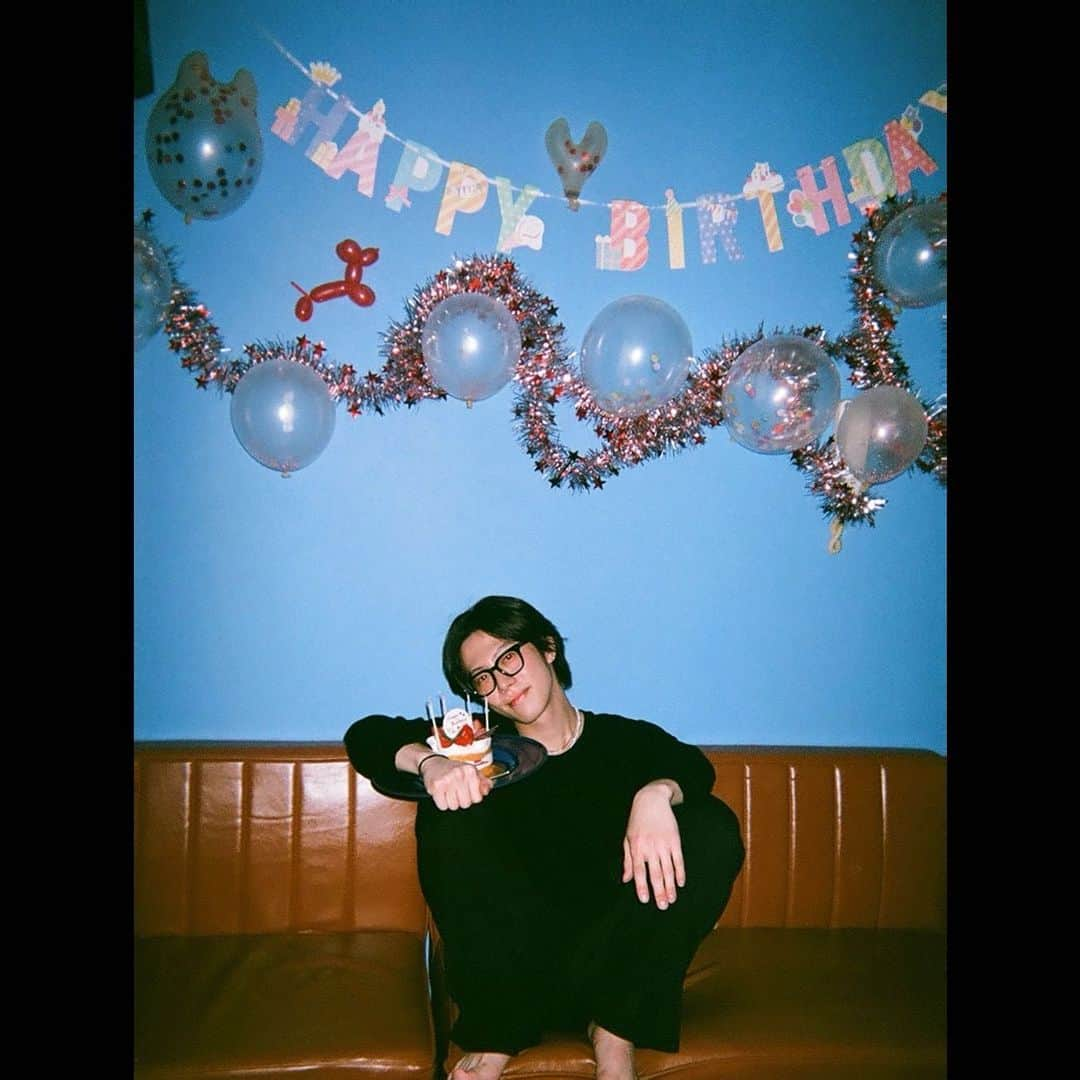 池添俊亮さんのインスタグラム写真 - (池添俊亮Instagram)「past film photo📸  Happy birthday Rintaro!!! You always have good people gathered around you🎂 同い年仲間ってなんかいいね🎈  @rintaro_asari  #birthday #hbd #sameage #23」2月7日 6時05分 - zoe_boy_0427