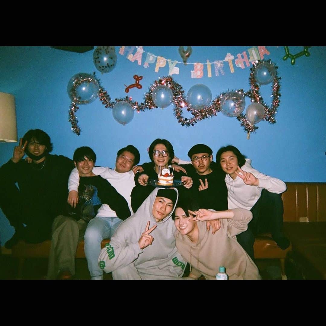 池添俊亮さんのインスタグラム写真 - (池添俊亮Instagram)「past film photo📸  Happy birthday Rintaro!!! You always have good people gathered around you🎂 同い年仲間ってなんかいいね🎈  @rintaro_asari  #birthday #hbd #sameage #23」2月7日 6時05分 - zoe_boy_0427
