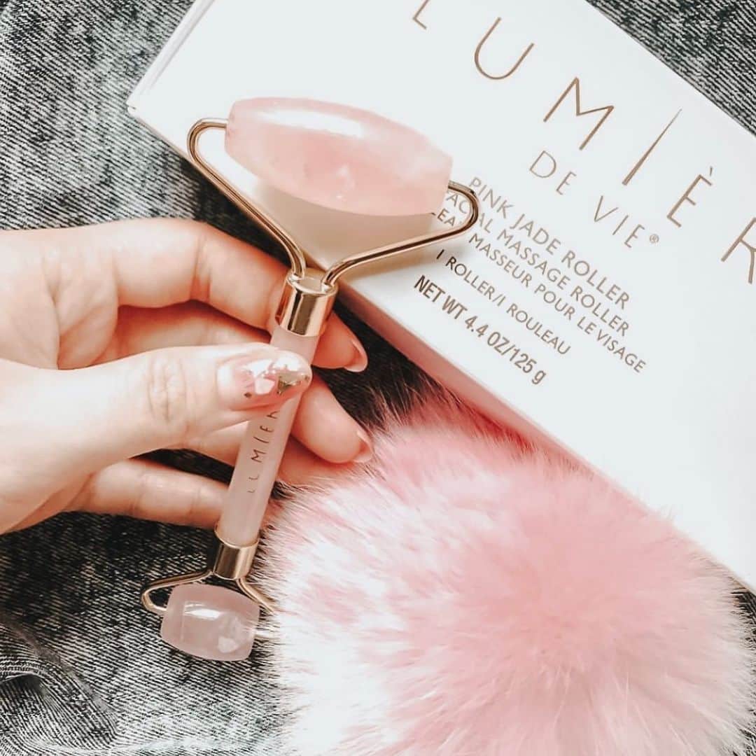 Motives Cosmeticsのインスタグラム：「Send each friend a @lumieredevie Pink Rose Quartz Roller for Galentine’s day and host a virtually skincare party! Sip on your favorite cocktail or mocktail and enjoy some quality girl time together. 💋 This beauty and more is available at motivescosmetics.com ✨  #galentinesday #virtualparty #valentines #valentinesdayideas #skincarecommunity #jaderoller #rosequartz #lumieredevie #motivescosmetics」