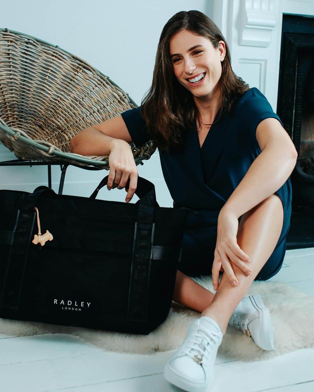ジョアンナ・コンタのインスタグラム：「All smiles and a little posing with my @radleylondon athleisure inspired edit 😁😁  - Which is your favourite? 👇」