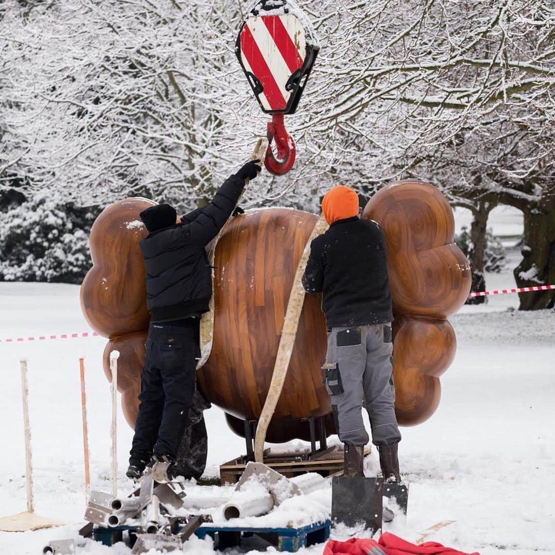 KAWSONEさんのインスタグラム写真 - (KAWSONEInstagram)「My exhibition at Yorkshire Sculpture Park curated by @clare.lilley opened five years ago this week! @yspsculpture #KAWS 📷 by @jontywilde」2月7日 6時10分 - kaws