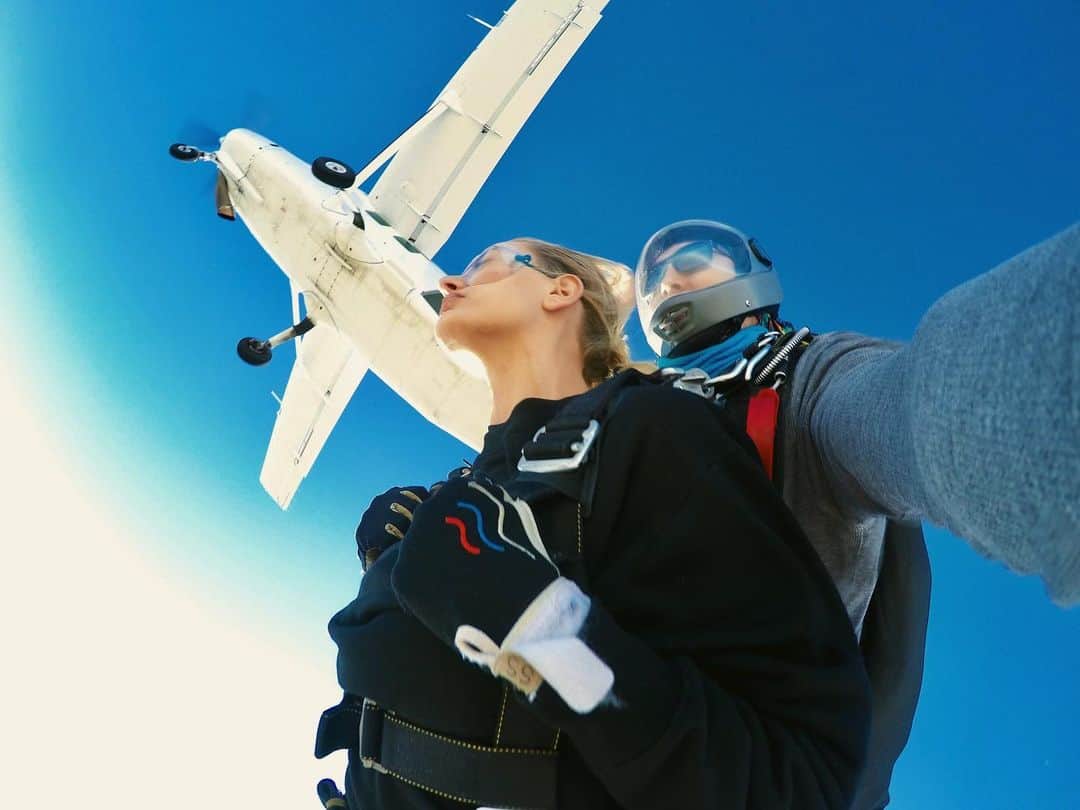 ブレッヒェ・ハイネンのインスタグラム：「Jump out of a plane, check ✔️ ✈️🪂」