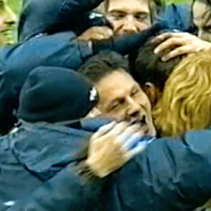 UCサンプドリアのインスタグラム：「📽 Grande gruppo quello del 2002/03. 🙌🏻   Tra i protagonisti anche l’autore di questo gol in #SampVerona: Stefano #Bettarini, che oggi compie 49 anni. 🥳」