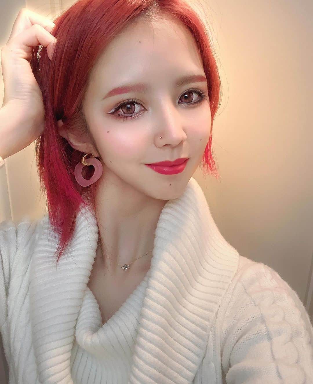 りこだぉのインスタグラム：「. . エクステ取ってちょっとの間地毛で黒茶 だったけど 毛先のパサパサが憂鬱すぎてw せっかくまたロングにしようと思って 伸ばしてたけど思い切ってバッサリ ショートにしたぉ♬💓💓 . 前頭ピンクは2回目！ ピンクシャンプーしてるおかげで 全然色落ちてこない🤣✌️ けどもう少ーし色落ちて いい感じの透けピンクになるのも楽しみ❣️！！ . ちなみに目尻のシルバーラインめちゃ可愛い。 トムフォードのなんだけど欲しいなぁ、 アイメイクに白とかシルバーのラインって無敵だよね。 濃くしてるのに色が明るくなることによって メイクが変に濃すぎるように見えないし 一気にアカ抜ける‼️ . あとりょう様のボビイのマスカラ入荷してるから 欲しいなぁ、、 けど今は化粧品より服が欲しい☝️☝️ . .」