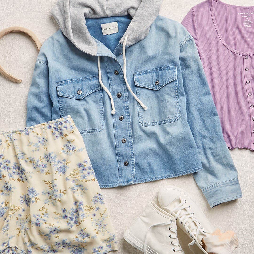 American Eagleのインスタグラム：「V-Day idea: Put on this outfit. Look in the mirror. Be your own biggest fan 😍」