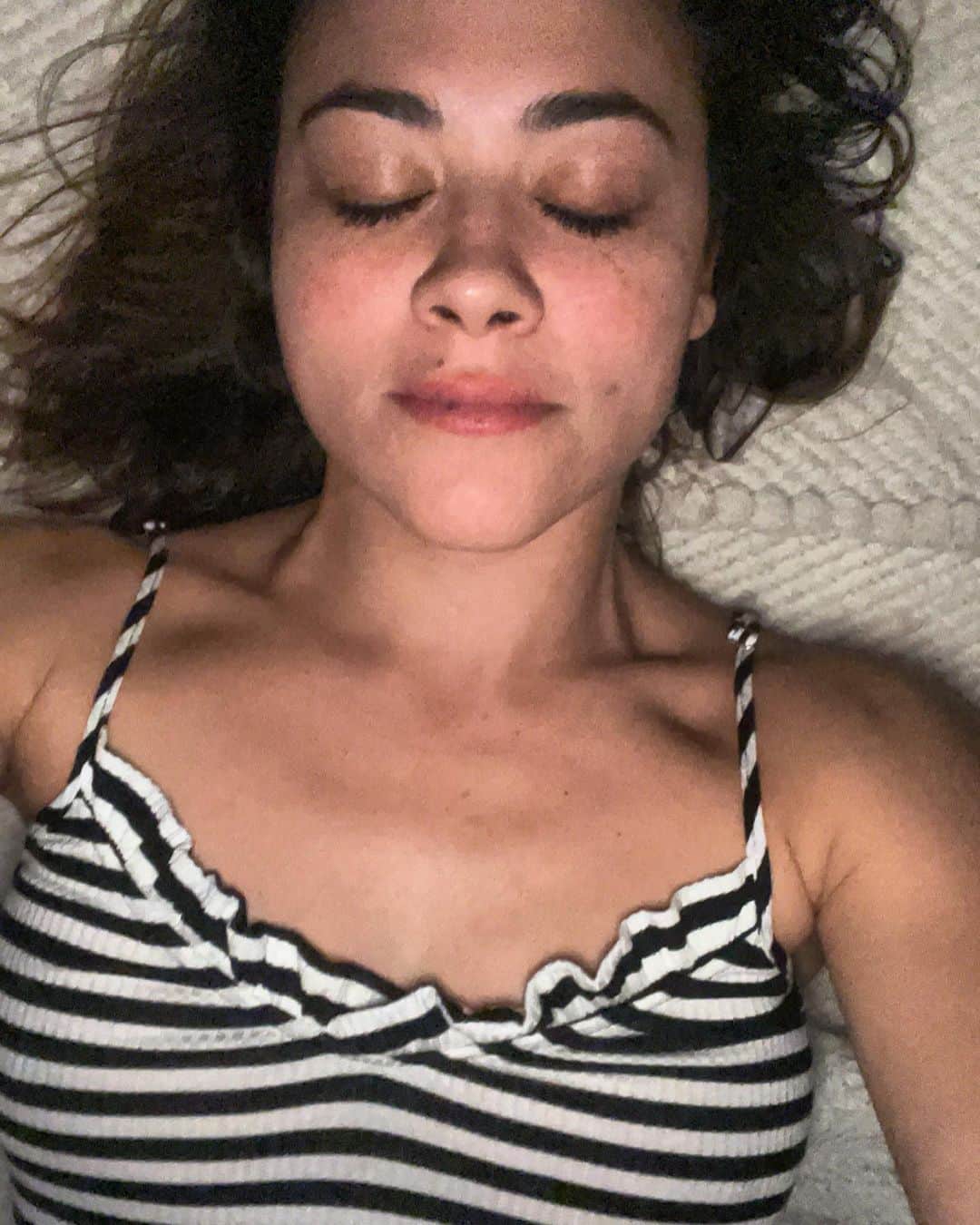 カミーユ・グアティのインスタグラム：「10:11 PM and I’m finally done with today’s #30daytransformationteam workout!   It’s definitely a lot harder to get my body back, when you’re a working mom, loving wife, house cleaner, head chef, Gardner and you’re own trainer...all while having a toddler running around. (Big pat on my own back...haha)  All that being said it’s not impossible! I’m feeling strong and incredibly sore and I’m already seeing results!! Can’t wait to see what I look like in 20 more days! @30daytransformationteam   #selfcare #workout #workoutmotivation #workinprogress #momlife #transformation」