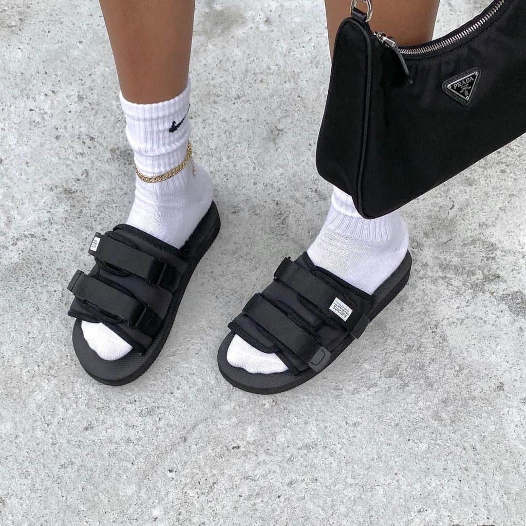 STYLERUNNERさんのインスタグラム写真 - (STYLERUNNERInstagram)「Simple and sophisticated. The Suicoke Moto-Cab Slides can be dressed up or down. 🖤🖤🖤 #stylerunner #slides #suicoke」1月14日 15時25分 - stylerunner