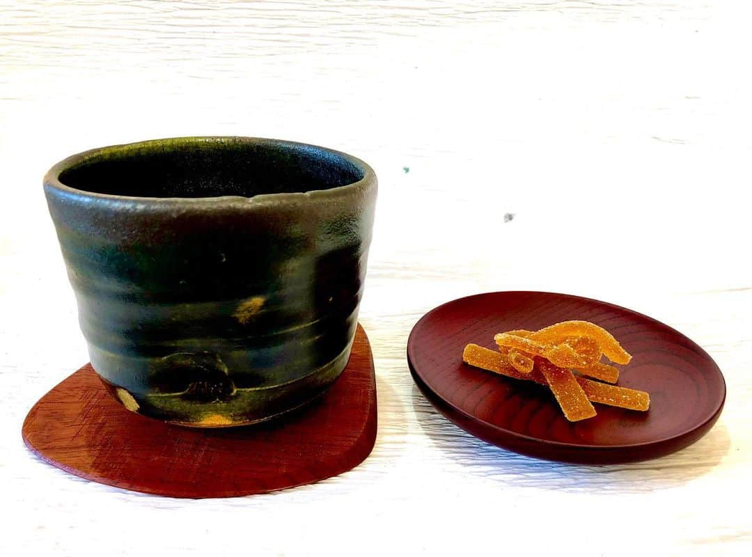 世良公則さんのインスタグラム写真 - (世良公則Instagram)「・・・・・・  織部窯変茶盌  いただき物の  ｢梅しぐれ｣で一服  窓の外、  今季もメジロが喉を潤しに来た  ・・・・・・  #世良公則 #masanorisera #japanesemusician #japaneseartist #japaneseculture #japaneseteaceremony #japanesetea #oribe #chawan #ceramics #tealover #抹茶 #茶盌 #織部 #一服 #陶芸 #菓子 #sweets #sweet #日本菓子 #メジロ」1月14日 14時01分 - masanorisera