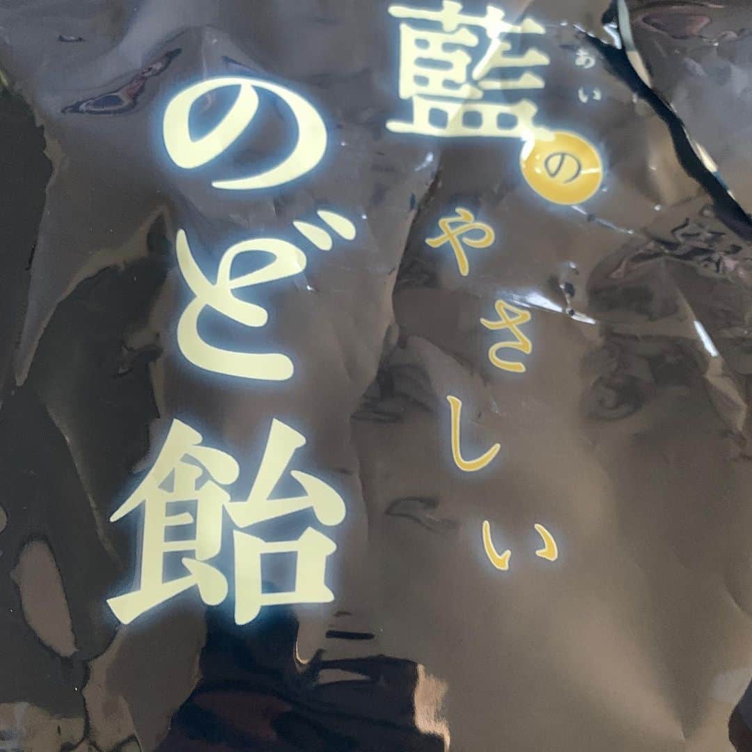 玉城ちはるのインスタグラム：「【 藍のある生活】 この前も少し書きましたが  藍のある生活送っとります。  今日たまたまあった方に藍餃子の話したら、  「わたし、板藍茶飲んでます」って言われて  きゃーー🌸藍取り入れてます？^_^って盛り上がりました。  私ハマりすぎて  2ヶ月前から藍シャンプーになりました。  もともと薄毛なので 髪の毛命の私はパーマもかけず色と染めず何年もきて、  27歳くらいから白髪染め始めてからは 傷むのが嫌で  目につく育毛剤は使いまくってきました笑笑  なのに私の周りは薄毛の素敵な男性が集まりすぎるんですが爆笑  藍シャンプーと藍の飴と 藍の粉末をスープやら味噌汁やらカレーやらに混ぜては息子と食べてます🌸  藍はいいよぉ　  #藍のある生活 #藍のある食卓 #藍のあるくらし #藍 #藍食人」
