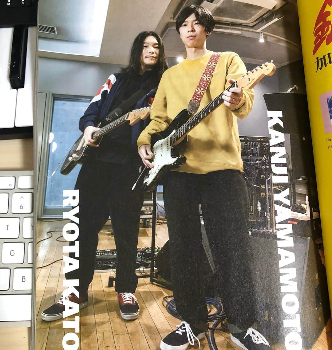 山本幹宗のインスタグラム：「今月のギターマガジンにPちゃんと一緒に載ってます。 機材も紹介してるので是非〜🎸🎸🎸」