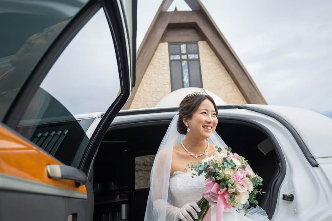 Watabe Weddingさんのインスタグラム写真 - (Watabe WeddingInstagram)「リムジンに乗ってチャペルに到着。。。  Chapel:St.Probus Holy Chapel Photo:Nina  #セントプロバスホーリーチャペル #ワタベウェディング #ワタベウェディンググアム #ロケーションフォト #結婚 #グアム #2021 #2021春婚 #2021夏婚 #2021秋婚 #2021冬婚 #ウェディングソムリエアンバサダー #花嫁 #おしゃれ花嫁 #ファインダー越しの私の世界 #バージンロード #コロナに負けるな #guamwedding #weddingphotography #instagram #instagood #instapic #instaguam #watabewedding #locationphotography #weddinginspiration」1月14日 14時06分 - watabeguam