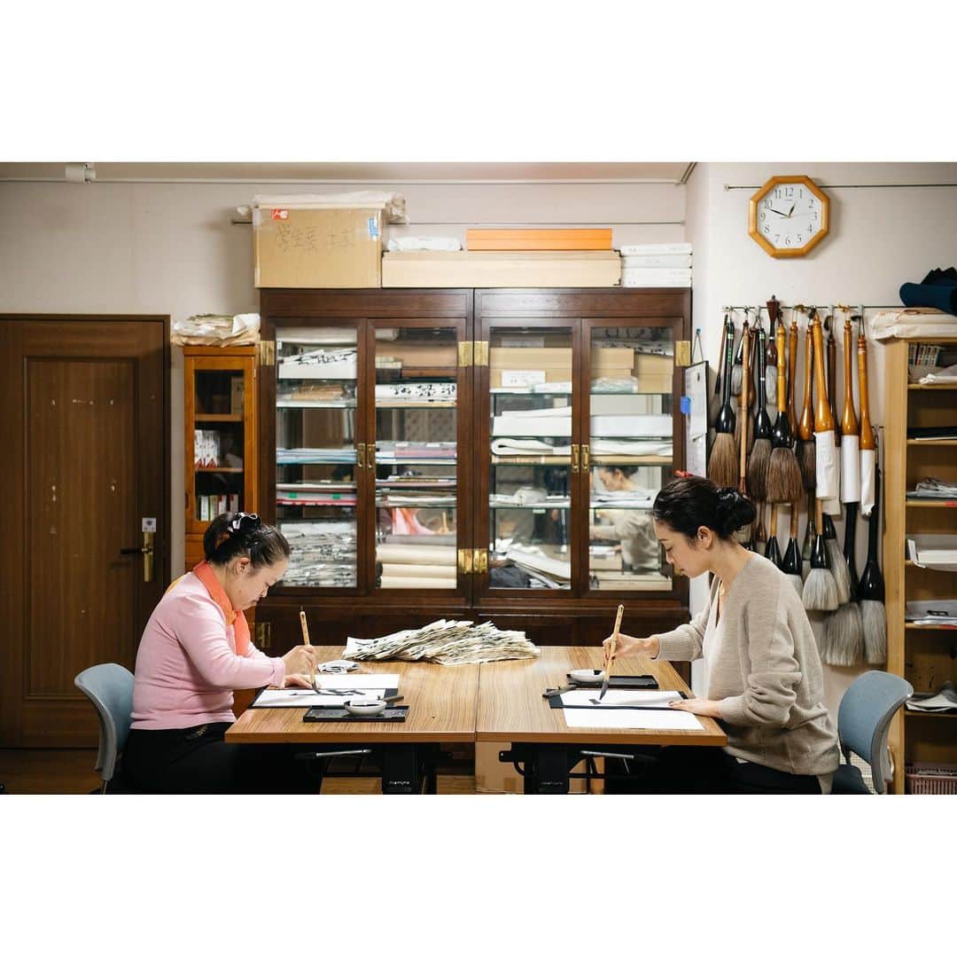 Wakana Babaのインスタグラム：「LEE2月号にて雅姫さんが書家金澤翔子さんと書道に挑戦する様子を。祥子さんの見る者の心揺さぶる豊かな字と、雅姫さんの気持ちよく力強い字。二人が何枚も集中して書く様子を見るのはとても良い時間だった。当日私が胸を打たれた祥子さんのお母様の言葉も文中に書かれていて、記事を読みながらそうだったそうだったと反芻するのでありました。 #wakanababaworks」