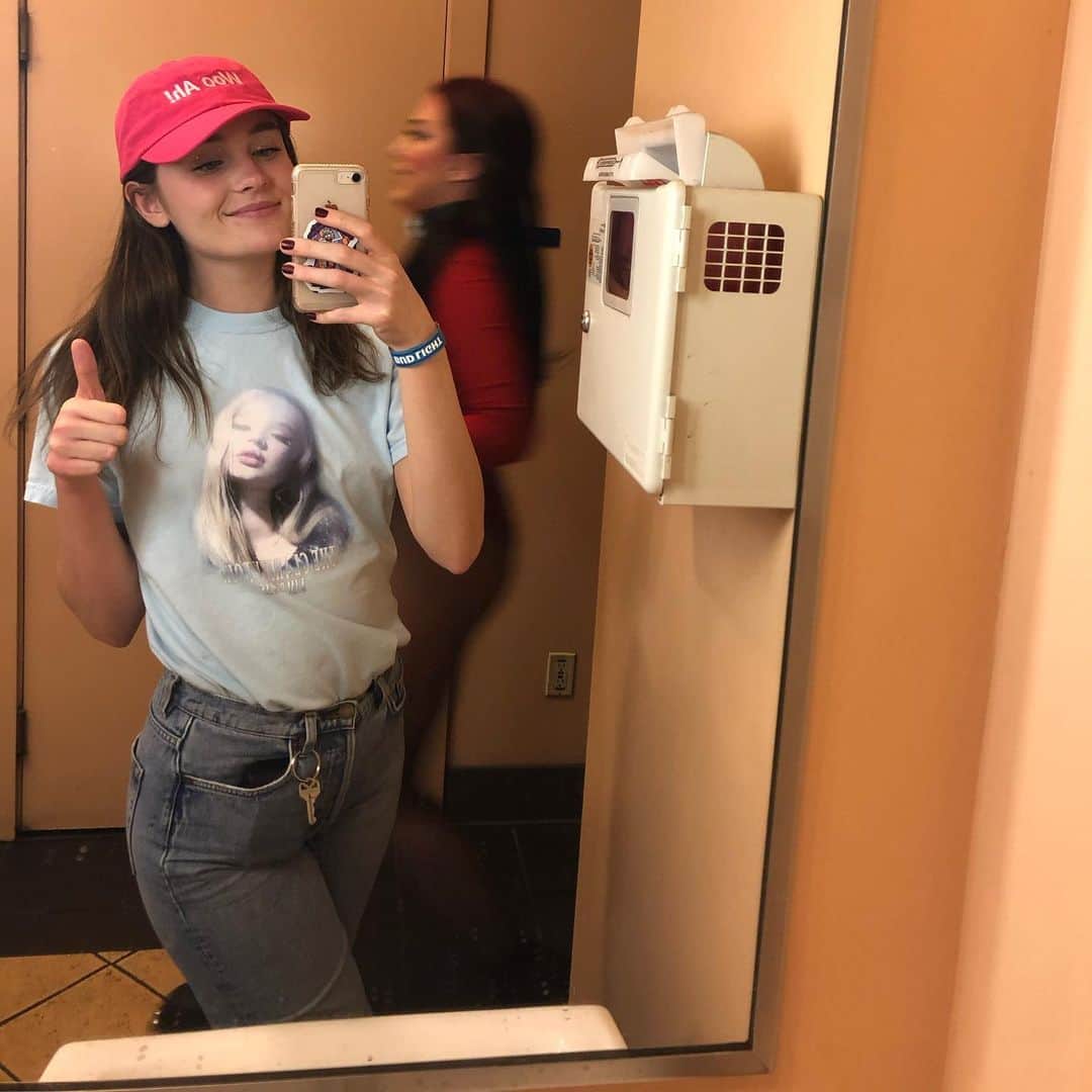 グレース・ビクトリア・コックスのインスタグラム：「Oh MAN i MISS partying with my friends and getting dr*nk @ @kimpetras concerts (I think I’ve seen her live like 5 times(????!!)) and DANCING (badly lol omg) and eating street dogs 🥺🥺🌭 EDIT: OH MY GOD I DIDNT REALIZE I PUT THE LAST PIC IN THWRE ITS ACTUALLY THE MOST DISGUSTING PIC OF AN ONION HANGING OUT OF MY MOUUTH EVER」