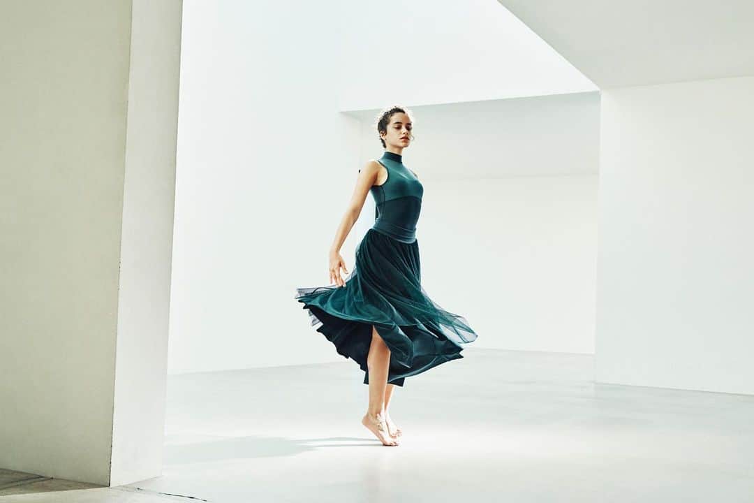 DANSKIN Japanのインスタグラム：「【BALLET STYLE】  洗練された印象のハイネックレオタードは チュールをあしらったスカートとスタイリング。  すっきりとした首元と、 背面のカッティングが特徴的なレオタードは ハイネック仕様で首から腰に掛けての姿勢を美しく見せてくれます。  スカートは多めのギャザーにより 立体的なシルエットが生まれ、 動きにあわせて美しさとエレガントな印象を与えます。 普段使いもでき、着まわし力のあるチュールスカートです。  ハイネックレオタード DANSKIN HIGH NECK LEOTARD No:DA121100 ￥12,100  チュールスカート TULLE GATHERED SKIRT No:DA421151 ￥19,800  -------------------------------------- 【Instagram Live】 1月16日(土)11時より、 美尻王子こと竹田純さんとバレエダンサーのウェザフォード美輝さんによる コラボレーション バレエストレッチをDANSKINオフィシャルインスタグラム @danskin_japan にて配信いたします。 バレエ未経験者もたのしめる内容ですのでぜひ皆さまご参加ください。 --------------------------------------  #danskin #danskinjapan #ダンスキン #しなやかに生きる」