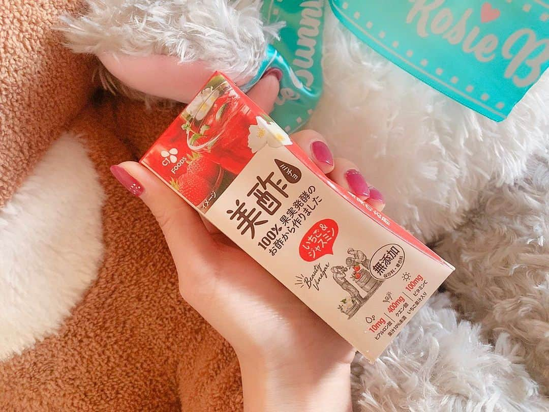 釘町みやびさんのインスタグラム写真 - (釘町みやびInstagram)「最近ハマってる #美酢 🍓✨ . . さいしょはママからもらったんだけど そのあと差し入れでも結構いただくようになったから 流行ってるのかな…？ . . お酢が苦手なわたしでも飲めるから、おすすめ🥳 . . . #美意識  #女子力  #健康  #ダイエット  #美容  #お酢  #甘党  #フルーツ  #果実  #無添加  #オーガニック  #ヒアルロン酸  #クエン酸  #ビタミンc  #配合  #オススメ  #ドリンク  #お手軽  #韓国美容」1月14日 14時11分 - miyajyaga382