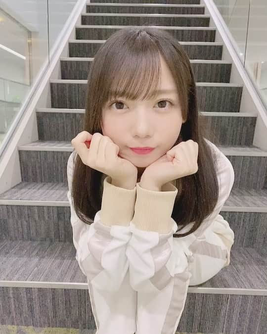 齊藤京子のインスタグラム：「#発売まであと5日  ニュースにも出た通り 初版11万5千部に1万部の発売前重版が決まり 12万5千部のスタートとなりました🎉  もっともっと、たくさんの方に楽しんで頂けるように全力で走りますー🏃‍♀️💨  #齊藤京子1st写真集  #とっておきの恋人 #齊藤京子 #日向坂46 #きょんこしか勝たん  #国民的彼女 #kyonstagram 👸💕  📢ご予約はプロフィールのリンクから」