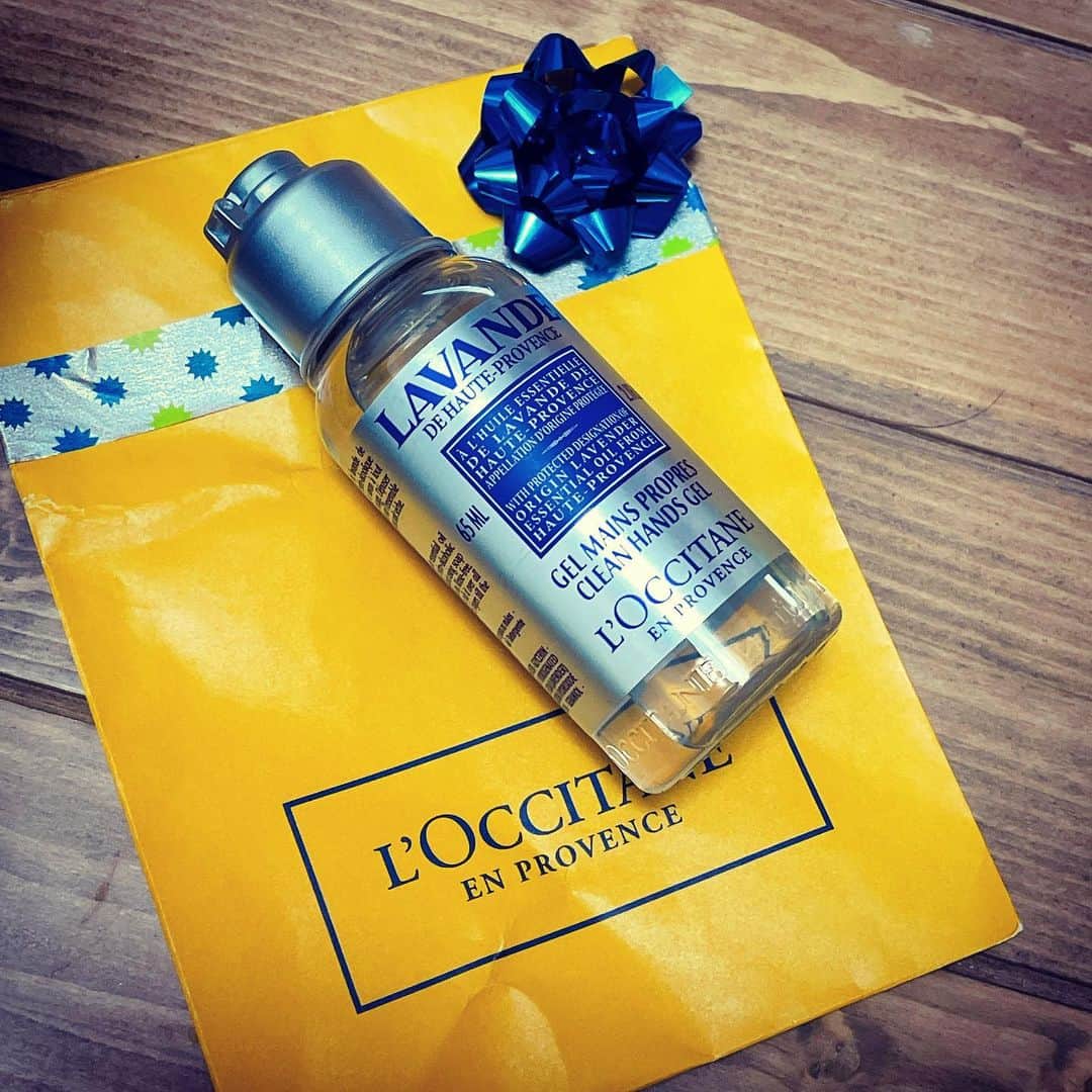 脇田唯のインスタグラム：「🎁 幼稚園のときの友だちが 年末のラジオに 差し入れを持ってきてくれました。  大人になってから、 こういうご縁を頂けるのは 嬉しいことです。  大したことないって話してたけど 病院に一日入院するみたい。  私は入院したことないから 分からないけど、 周りの人が入院する度、 分からないからこそ、 不安な気持ちとか心細さとか すごく想像しちゃう。  がんばってね！ しか言えないけど、  退院して元気になったら、 また再会しましょう♡ﾟ･｡♥｡･ﾟ♡ﾟ･｡」
