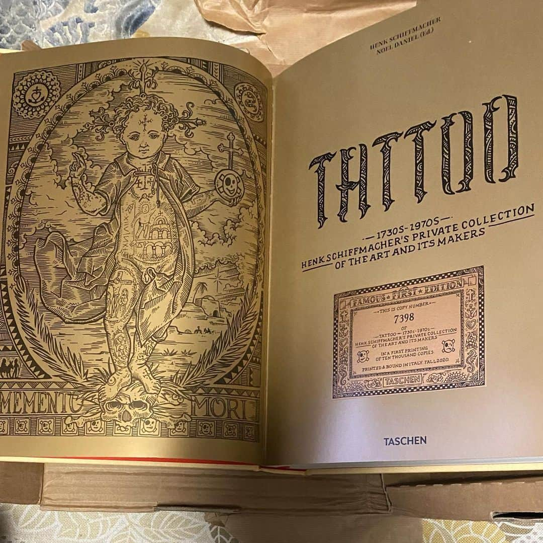 中野義仁さんのインスタグラム写真 - (中野義仁Instagram)「@tattoomuseum . @hankypankytattooing  @hankypankyltd thank you  very much ‼️🙇‍♂️🙏 I'm a recived from  your aer very nice a history of tattoo book ‼️😮460 pages  too heavy & very important with interresting book ❣️I'm a never see that great book 🤗👏👌👍💪💪💪 tattoo Regashī ‼️‼️🙇‍♂️👍」1月14日 14時13分 - horiyoshi_3