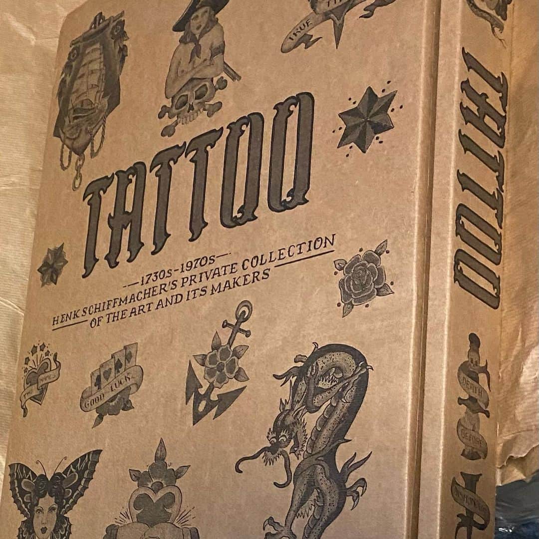 中野義仁のインスタグラム：「@tattoomuseum . @hankypankytattooing  @hankypankyltd thank you  very much ‼️🙇‍♂️🙏 I'm a recived from  your aer very nice a history of tattoo book ‼️😮460 pages  too heavy & very important with interresting book ❣️I'm a never see that great book 🤗👏👌👍💪💪💪 tattoo Regashī ‼️‼️🙇‍♂️👍」