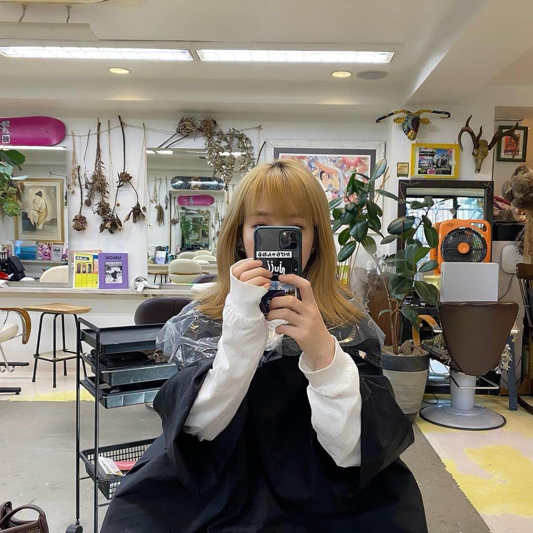 蔭山浩美のインスタグラム：「一ヶ月経ったけど綺麗な色のままなのすごい👩🏼 紅はdiorとcezanneの二刀流です👄  Hair design by @hideakiueda  #金髪 #ブロンドヘアー #lip #dior #cezanne」