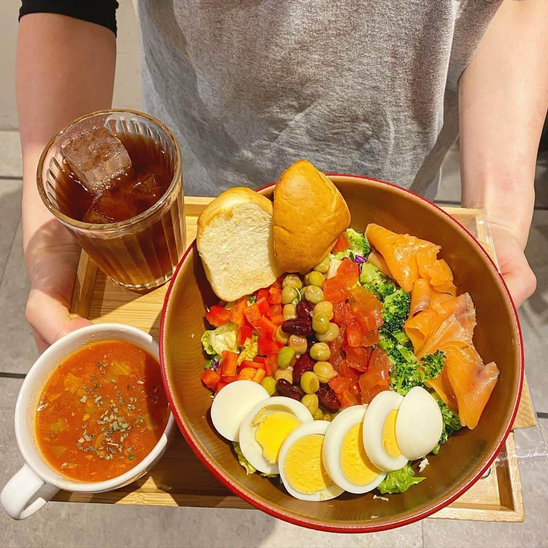 G.L.Bのインスタグラム：「★  G.L.Bのオススメセット👏👏  ランチセット🥗10時〜15時  お好きなサラダ or サンド  ＋ パン & スープ & ドリンク  とってもお得です🎵🥰☕️  #greenlifebeginning #glb #チョップドサラダ #チョップドサラダ専門店  #大阪カフェ #堀江カフェ」