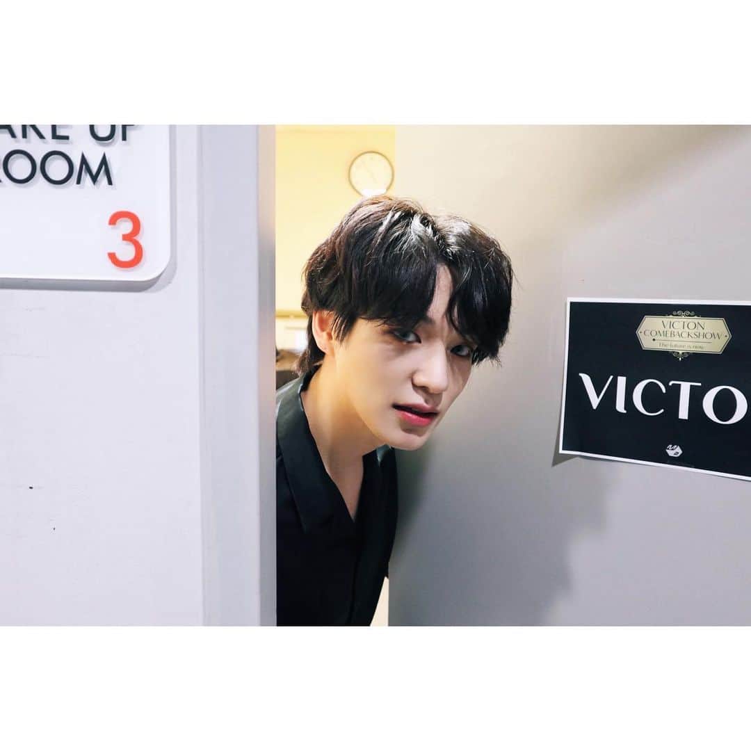 Victonさんのインスタグラム写真 - (VictonInstagram)「[V_V] #VICTON_s_sikisiki_VIEW  📸 @s_sikisiki #VICTON_COMEBACK_SHOW Behind🦋🪞✨  [돌아온 승식이의 시선🐶📸] [사진만 봐도 애정 가득💙💛]  #VICTON #빅톤 #강승식 #정수빈 #한승우 #허찬 #VOICE_The_future_is_now #What_I_Said #빅톤_What_I_Said」1月14日 14時21分 - victon1109