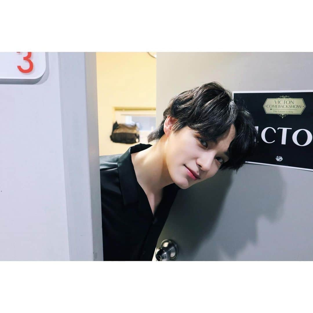 Victonさんのインスタグラム写真 - (VictonInstagram)「[V_V] #VICTON_s_sikisiki_VIEW  📸 @s_sikisiki #VICTON_COMEBACK_SHOW Behind🦋🪞✨  [돌아온 승식이의 시선🐶📸] [사진만 봐도 애정 가득💙💛]  #VICTON #빅톤 #강승식 #정수빈 #한승우 #허찬 #VOICE_The_future_is_now #What_I_Said #빅톤_What_I_Said」1月14日 14時21分 - victon1109