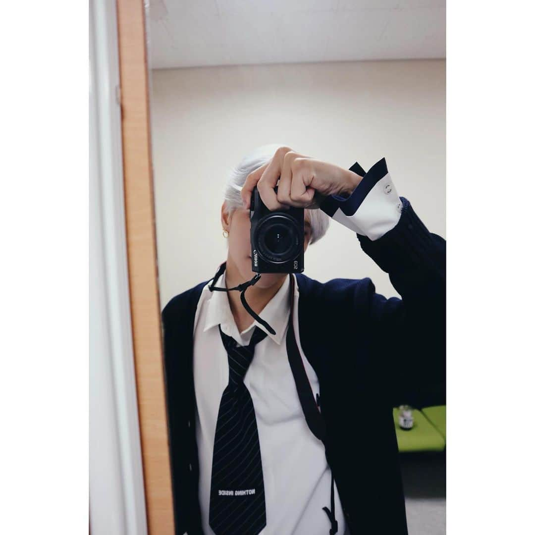 Victonさんのインスタグラム写真 - (VictonInstagram)「[V_V] #VICTON_s_sikisiki_VIEW  📸 @s_sikisiki #VICTON_COMEBACK_SHOW Behind🦋🪞✨  [돌아온 승식이의 시선🐶📸] [사진만 봐도 애정 가득💙💛]  #VICTON #빅톤 #강승식 #정수빈 #한승우 #허찬 #VOICE_The_future_is_now #What_I_Said #빅톤_What_I_Said」1月14日 14時21分 - victon1109