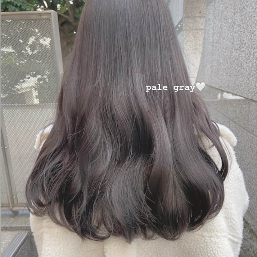 佃加菜のインスタグラム：「pale gray🤍 透ける色味のグレー🤍 🤍色素を薄く暗くしたい 🤍暗すぎたくない 🤍赤みが嫌！ 🤍暗めでもペールトーンのお洋服に合わせたい 🤍肌がくすむのが嫌で明るく見せたい 方にオススメな淡色のグレー🤍」