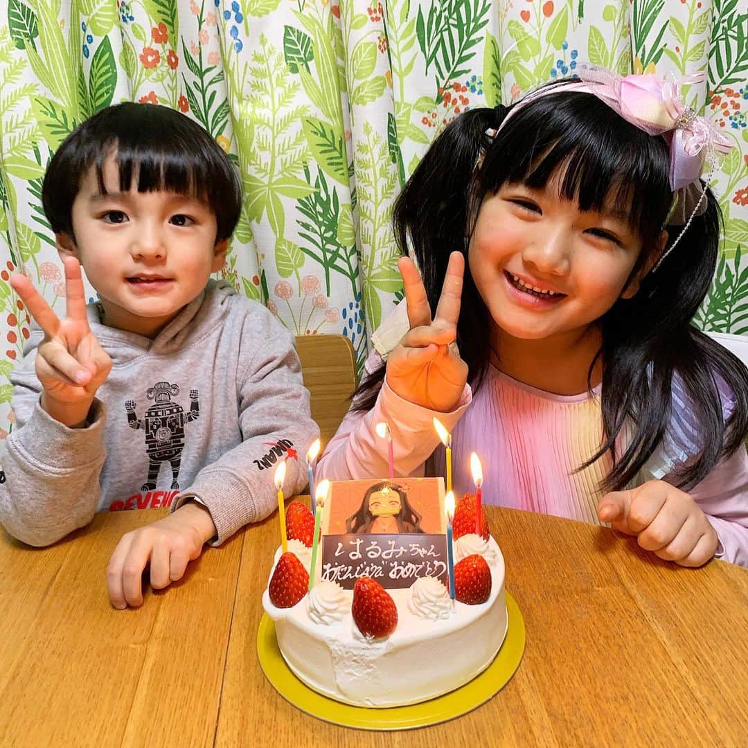 山口尚美のインスタグラム：「はるみが昨日で7歳になりました🎉🎂㊗️ 産まれた時はちいさめベビーだったのに 予想以上に大きく育ち母感涙😭✨🌱🌳❣️ これからもレインボーピンクとうさぎと鬼滅ともの作り大好きな元気爆発ゆめかわロードをつき進んでね🌈💖🦄🎀🐰👹✨」