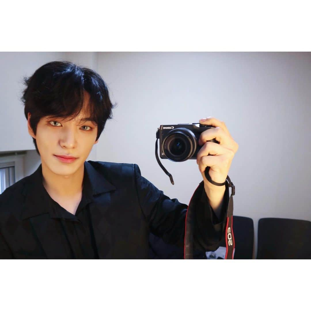 Victonさんのインスタグラム写真 - (VictonInstagram)「[V_V] #VICTON_ nahc_xxh_VIEW  📸 @nahc_xxh #VICTON_COMEBACK_SHOW Behind🦋🪞✨  [돌아온 찬작가님📸] [사진이 다 잘나와서 흡족하신 찬작가님😎]  #VICTON #빅톤 #허찬 #최병찬 #한승우 #정수빈 #VOICE_The_future_is_now #What_I_Said #빅톤_What_I_Said」1月14日 14時24分 - victon1109