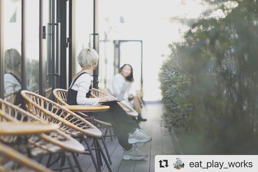 藤田敦子のインスタグラム：「ㅤ まだ気持ち良かった時期😉 📷👉 @tsukaka118  ㅤ #Repost @eat_play_works with @make_repost ・・・ . . EAT PLAY WORKS には3つのテラスがあります。  1F レストランテラス🍽 3F ラウンジのテラス 4F シエスタと名付けられた少し大きなテラス  どこでどの様に過ごすか、はあなた次第 ☻  その日の気分によって使い分けてみて下さい  #eatplayworks #epwlife」