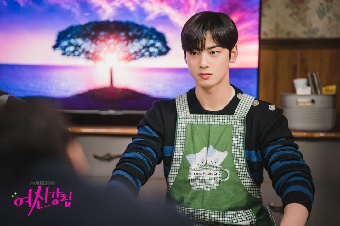 tvN DRAMA【韓国】さんのインスタグラム写真 - (tvN DRAMA【韓国】Instagram)「비장미 폭발하는 수호VS서준 만두 빚기🥟 주경이네 식구들이 경악한 만두의 모습은...?  자존감 회복 로맨틱 코미디 [여신강림] 매주 [수목] 밤 10시 30분 tvN 방송  #tvN #수목드라마 #여신강림 #문가영 #차은우 #황인엽 #박유나」1月14日 14時30分 - tvn_drama