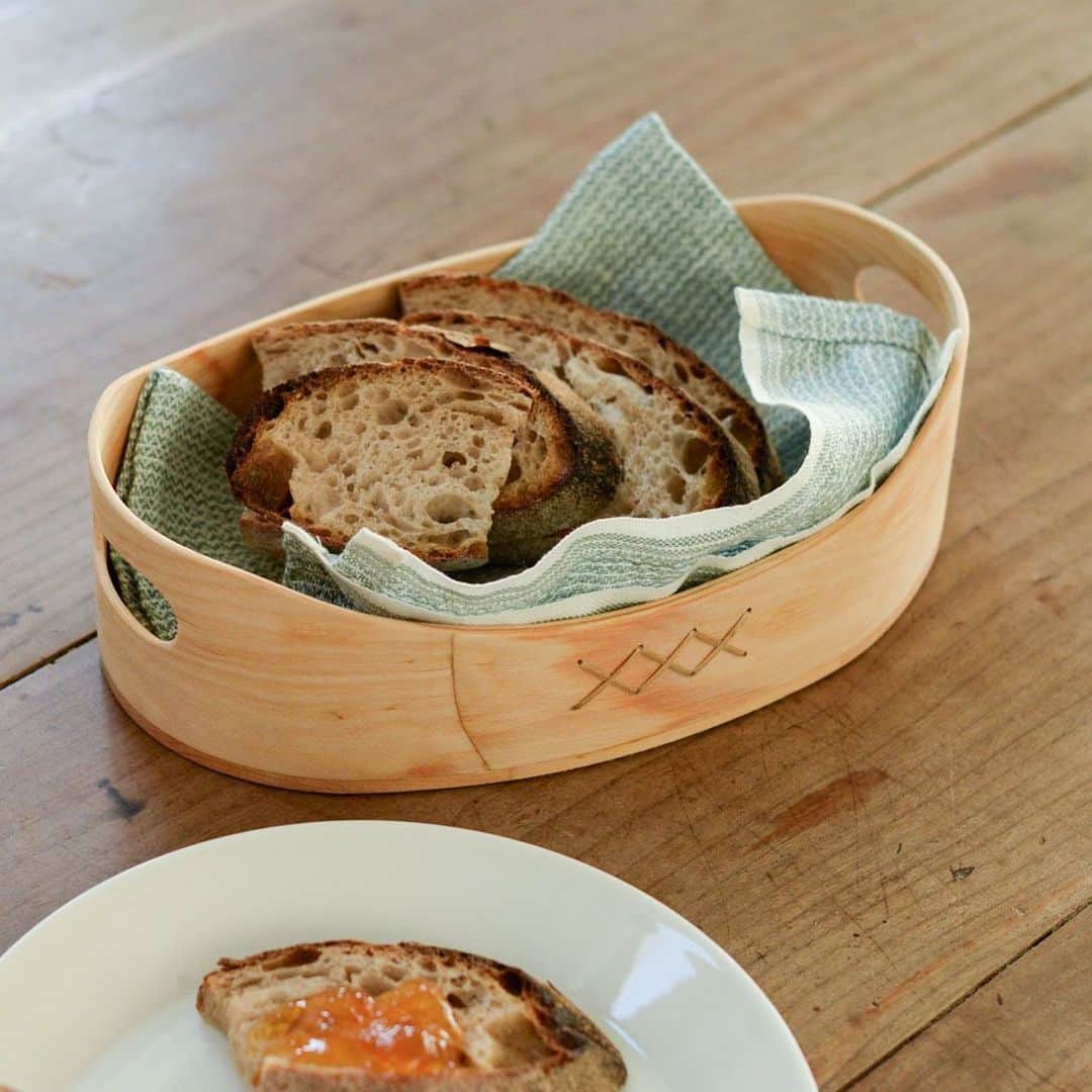 北欧、暮らしの道具店さんのインスタグラム写真 - (北欧、暮らしの道具店Instagram)「パンやジャム、カトラリーの定位置に◎ あるだけで絵になる北欧の「ブレッドバスケット」 . - - - - - - - - - - - - 買ってきたパンを入れるだけで、 食卓がおしゃれに！ 人気の「ブレッドバスケット」が 北欧から届きました♪  ジャムやカトラリーなどの小物入れとしても◎  散らばりがちなアイテムを、 まとめてブレッドバスケットに入れておけば、 生活の風景をかわいく変えてくれそうです！  メイクのアイテムを入れるのにも 可愛く収納できておすすめですよ。 . - - - - - - - - - - - - スウェーデン/SKANDINAVISK HEMSLOJD/ブレッドバスケット . ▶お買いものはプロフィールのリンクからどうぞ . #kitchen#kitchendesign#kitchenware#table#tabledesign#tableware#SKANDINAVISKHEMSLOJD#HEMSLOJD#bread#breadbasket#ブレッドバスケット#バスケット#かご#パン#キッチン雑貨#メイク収納#テーブル雑貨#シンプル#シンプルライフ#シンプルデザイン#暮らしを楽しむ#日々の暮らし#北欧#暮らし#北欧暮らしの道具店」1月14日 14時30分 - hokuoh_kurashi