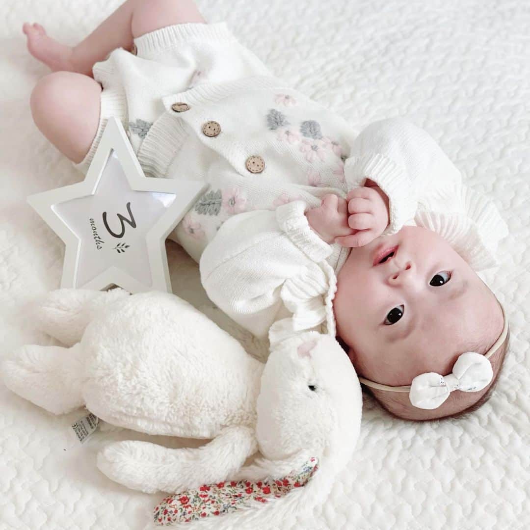 mariomi324さんのインスタグラム写真 - (mariomi324Instagram)「#生後3ヶ月 👶🏻🍼💕 ぶくぶく成長中😂 今月は早めに🤳撮れてよかった☺️✨✨ ♡ ♡ ♡ ♡ #3ヶ月ベビー #マンスリーフォト #マンスリーカード #月齢フォト #月齢カード #女の子ベビー #babygirl #女の子ママ #姉妹ママ #韓国子供服 #ロンパース #今日のコーデ #ootd #outfit #ベビー用品 #ベビーグッズ #赤ちゃんのいる暮らし #赤ちゃんのいる生活 #リバティ #ジェリーキャット #イブル #イブルマット #イブルのある暮らし #ママリ #mamagirl #mamamoo」1月14日 14時37分 - mario_ym324