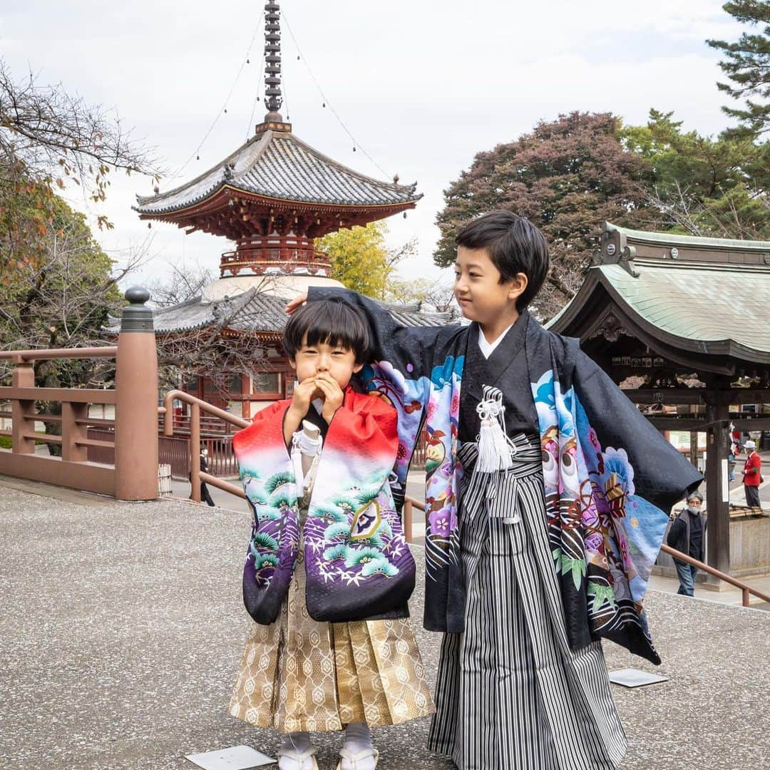 剣崎裕歌（石川裕梨）さんのインスタグラム写真 - (剣崎裕歌（石川裕梨）Instagram)「すごく遅くなりましたが  明けましておめでとうございます㊗️  昨年は1月にマリオネット、3月にナミヤ雑貨店の奇蹟、と続けて舞台があり、仕事にママ業に、忙しい1年になりそうだぞ！と思っていた矢先、コロナで自粛。 家族の事を考えるとなかなか積極的に仕事を受ける事もできず、こうなったら割り切って！と、残りの2020年は小人たちとひたすら楽しむ1年となりました！！ こんなに子供たちと密に過ごしたことらないってぐらい、毎日毎日二人と共に遊び、学び、成長してきたと思います。こんな一年も有り！大いに有り！だけどやっぱりママは、舞台にも立ちたいのです！！！！  2021年、私は仕事に戻れるのか、どんな一年になるのか、まだまだわかりませんが、何やら面白い一年の始まりを感じるお知らせが、もうすぐ皆様にできると思うので、期待していてください。きっと、笑います。笑  皆様どうか、本年もよろしくお願い致します🙇‍♀️‼️」1月14日 14時45分 - uriyarou