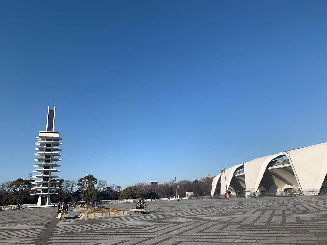 丹羽麻由美のインスタグラム：「2021年1月14日🍀  大阪生まれですが、東京生活22年。  ここに来ると一瞬で初心にかえれる場所。  中3~高校卒業までの4年間、どれだけこの公園にお世話になったことか。  ちなみにその後も幾度となく訪れていて、思い出が本当にたくさんあります☺️  感謝の場所🍀  #東京 #公園 #青春 #nofilter  #nostalgic」