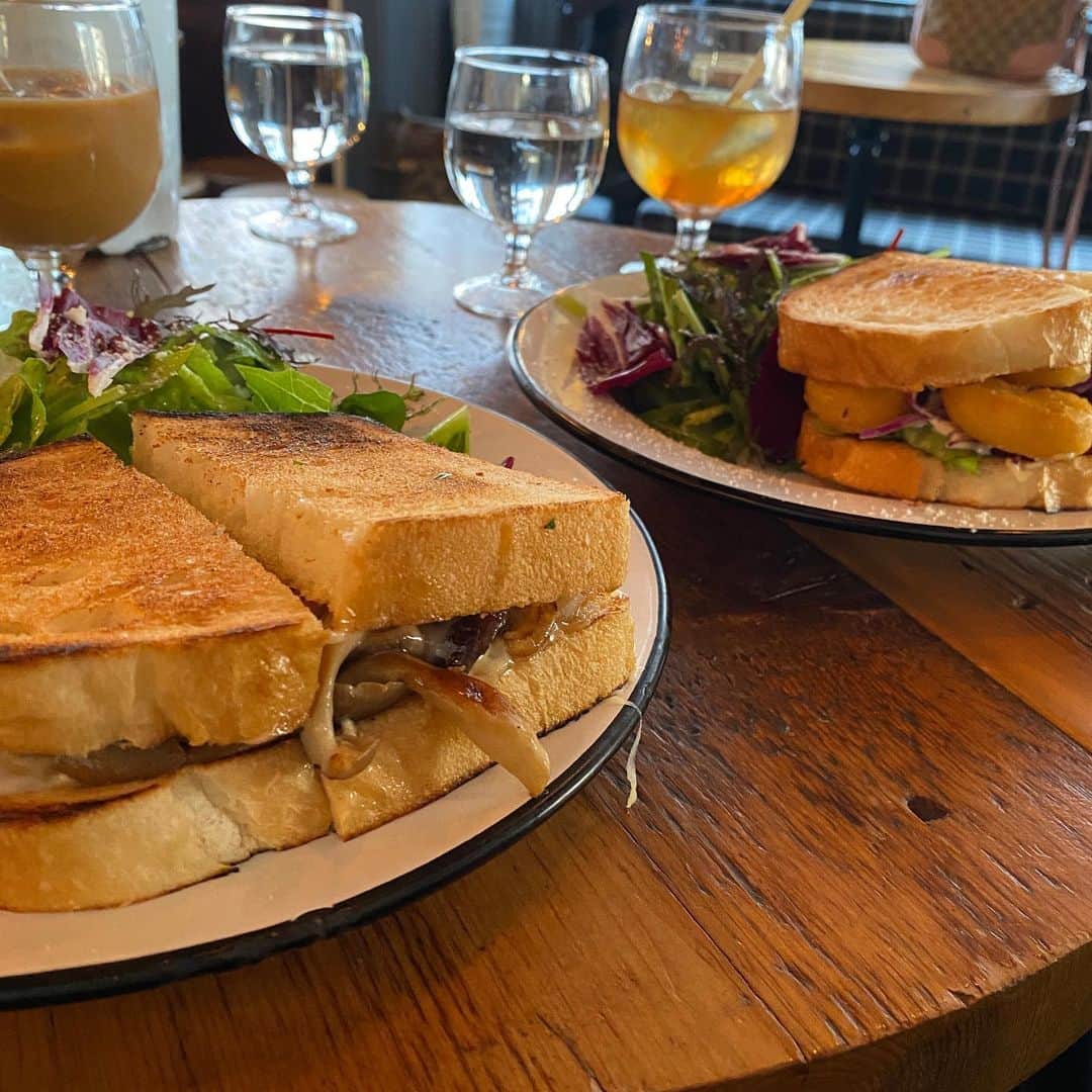 エモン・久瑠美のインスタグラム：「sandwiches, me and @shen_tanaka , kinkan cheesecake, lovely shenshen ❤️」
