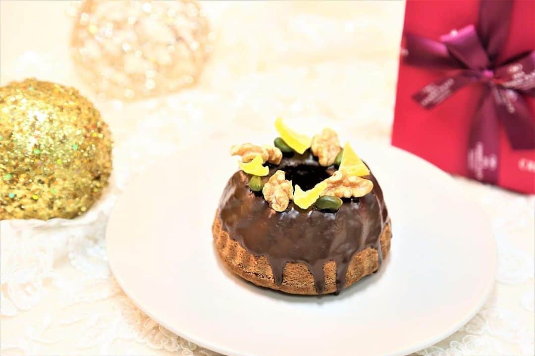 ANA CROWNE PLAZA NARITAのインスタグラム：「【ホテルパティシエ特製クグロフショコラ】 バレンタインの季節にピッタリ！ チョコレート生地にナッツやレーズンが入ったパティシエ特製クグロフショコラをご用意いたしました。   大切な方への贈り物や自分へのご褒美にいかがでしょうか。   ご予約・詳細はこちら▽ https://www.anacrowneplaza-narita.jp/restaurant/ceres/menu/detail/?id=87&c=lunch 新型コロナウィルス感染症への取り組みについて▽ https://www.anacrowneplaza-narita.jp/information/detail/?id=76  . ホテル公式Facebook▽ https://m.facebook.com/anacrowneplaza.narita . ホテル公式Instagram▽ https://www.instagram.com/anacrowneplaza_narita/ . ホテル公式LINE▽ https://lin.ee/1uofs8ueK」