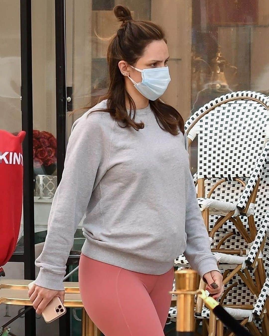 Just Jaredさんのインスタグラム写真 - (Just JaredInstagram)「Katharine McPhee keeps it cute in matching leggings and sneakers while running to an appointment in LA #KatharineMcPhee Photos: Backgrid」1月14日 14時46分 - justjared