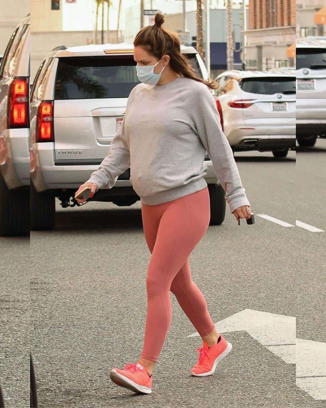 Just Jaredさんのインスタグラム写真 - (Just JaredInstagram)「Katharine McPhee keeps it cute in matching leggings and sneakers while running to an appointment in LA #KatharineMcPhee Photos: Backgrid」1月14日 14時46分 - justjared