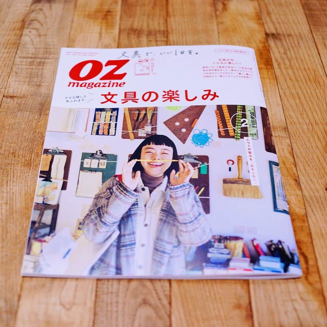 omomuroniさんのインスタグラム写真 - (omomuroniInstagram)「✏️📎✂️📒  文具好きの “かわいい” と 雑貨好きの “かわいい” のあいだには 意外と大きな川が流れてる…  って話をここでもした気がしますが (仕事先でめっちゃその話される)  今回のオズマガジンの文具特集、 全体的に、こっち岸だー 🙌 🙌   私も『雑貨的文具カタログ』と題して、 かわいい、スタイリッシュ、ユニーク 3ジャンルのアイテム約50点と 銀座伊東屋と銀座ロフト探訪、 合計8ページ分のセレクトをさせていただきました。  私にとっては、文具も雑貨なので、 いわゆる文具メーカーや雑貨屋さんだけじゃなく、 メンズのアパレルとかインテリアショップ、 専門用品店や伝統工芸ブランド、 美術館グッズや個人作家さんモノ…etc  いろーんなとこから自由に探してます。  そんなわけでインスタでも 好きな文具、ちょこちょこ載せていこうかなー。  #オズマガジン #ozmagazine #雑貨的文具カタログ #文具の楽しみ #文具 #ステーショナリー #銀座伊東屋 #銀座ロフト #ご協力いただいた皆さまありがとうございました #おもむろにおしらせ」1月14日 14時49分 - omomuroni