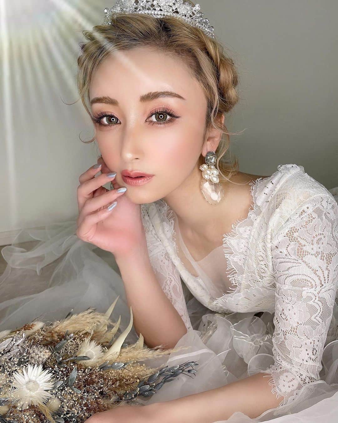 堀井大輔のインスタグラム：「・ ・ 先日の #ホリージョ撮影 ・ モデル @misakiairi  ・ ショートボブからの編み込みヘア ・ しばらく出張ホリージョ撮影、予定しません🙇‍♂️ コロナが落ち着きましたら また県外に行きます。 それまで、クラウンヘアーでの撮影のみ 水木金土日で受付致してます。 今まで撮ったどの写真より 素敵に撮ります。 気になる方はDMに問い合わせください🙌 ・ ・ #クラウンヘアー#天白区#名古屋 #名古屋美容師 #美容師 #ヘアセット#セット#ヘアアレンジ #プレ花嫁 #作品撮り #ウェディングドレス #ホリーマジック #ショートアレンジ #ホリージョ #2021秋婚 #2021春婚 #2021夏婚 #全国のプレ花嫁さんと繋がりたい #ウェディングニュース #コテ巻き #巻き髪 #ゼクシィ2021 #アップスタイル #まとめ髪 #おだんご #編みおろし #Dressy花嫁 #プラコレ ￼ 	◦」