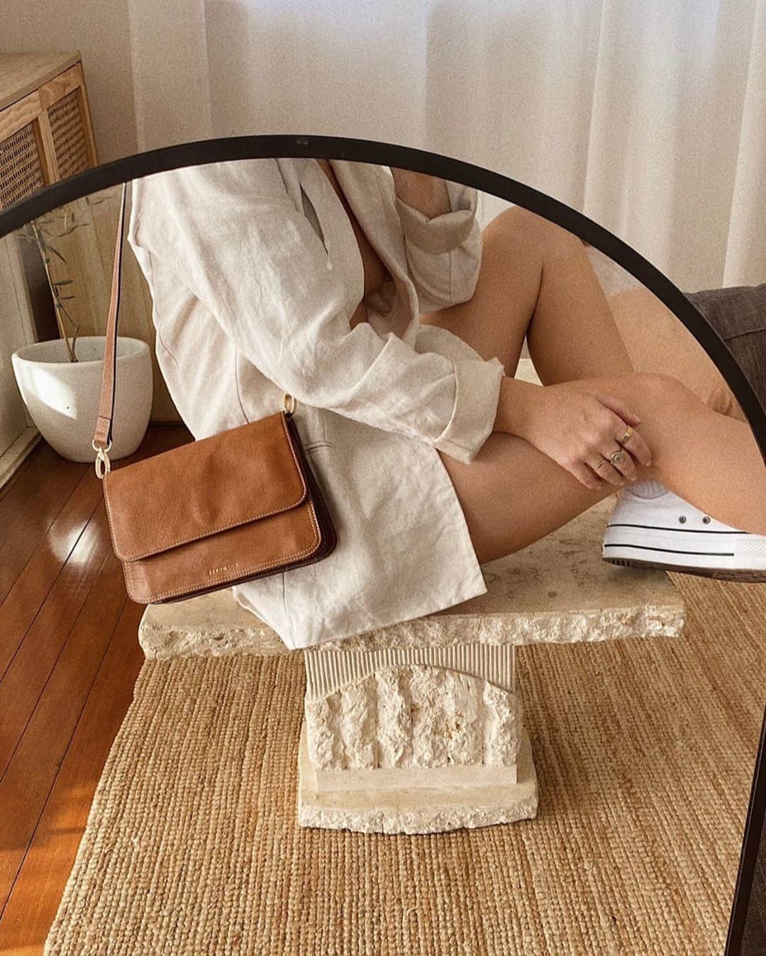 The Horseさんのインスタグラム写真 - (The HorseInstagram)「"Love the simplicity of this bag. It has a classic style with all the beauty that comes with ‘the horse’ brand. It’s my go to with a pair of tan slides to match" - Alice K ⠀⠀⠀⠀⠀⠀⠀⠀⠀ Via @deanne.vaasa #thehorse #themondaybag」1月14日 15時00分 - the_horse