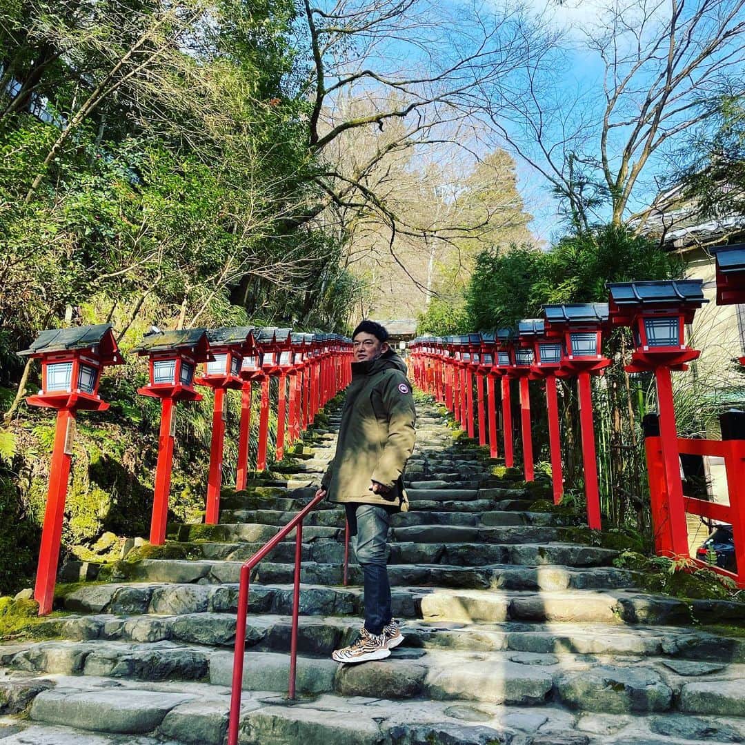 宮田麺児のインスタグラム：「懐かしき龍神様。 貴船神社　奥宮。  #パワースポット #パワースポット巡り #貴船神社 #龍神様 #龍神 #日本三大龍穴  #御利益 #御加護」
