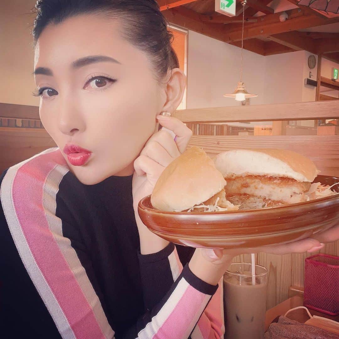 マキろんのインスタグラム：「she has a  very expressive face 😌😆😘😎😜 ・ せっかく生きてるんやから 美味しいもの食べた時 わぁ❣️おいしぃ😆❣️って 言いたいし 面白い時顔をくしゃってして 笑いたい😌‼️ ・ 怒る時も めっちゃ怒る💢 あ、それは やめてってよくいわれます😂 #山内智恵#マキろん#japanesegirl  #ファッション#fashion #可愛い#ありがとう#大好き #follow#ootd#expressionism  #表情豊か #笑顔#喜怒哀楽」