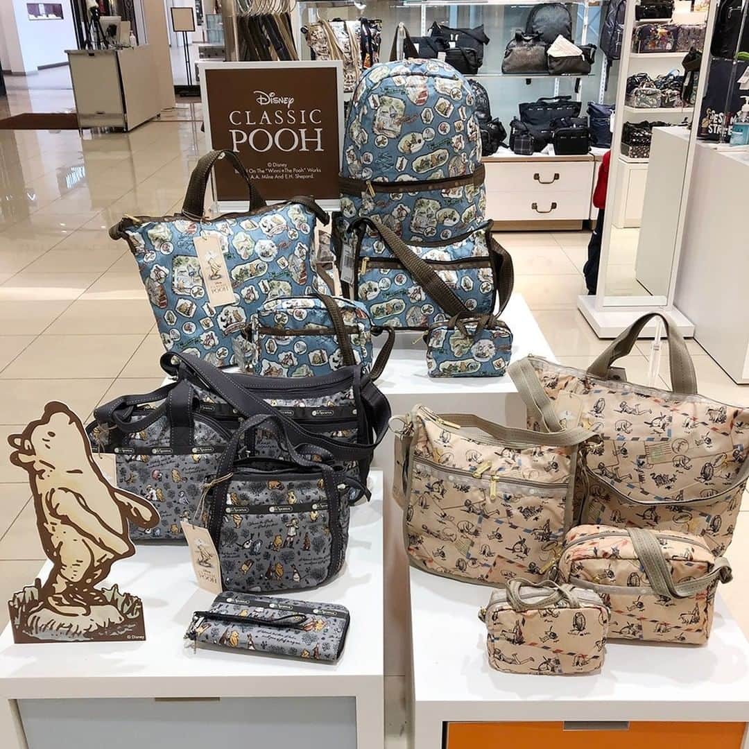 のインスタグラム：「【〈レスポートサック＞"Disney Classic Pooh Collection"✨】  2階〈レスポートサック〉に"ディズニークラシック・プー"との初のコレクションが登場。 絵本の中の世界「100エーカーの森」を舞台に、"フレンドシップ"をテーマにしたレスポートサックオリジナルプリントを展開しています。  ラインアップは ◎クラシック・プー・デニム(写真2・3枚目) E.Hシェパード氏によるクラシック・プーごとに額縁に収めたデザイン。  ◎クラシック・プー フォレスト(写真4・5枚目) プーと仲間たちがお散歩したり、おしゃべりしたりするシーンを描いたデザイン。  ◎クラシック・プー レターズ(写真6・7枚目) クラシック・プーの作品の中に登場する、手紙を書くシーンにフォーカスしたデザイン。  ◎スペシャルアイテム(写真8・9枚目) 物語の中のワンシーンをデザインに落とし込んだスぺシャルなアイテム。  プーさんファンの方にはたまらないラインアップです。 ぜひ、店頭でご覧下さい✨  #レスポートサック #クラシックプーさん #プーさん #バッグ #大丸札幌」