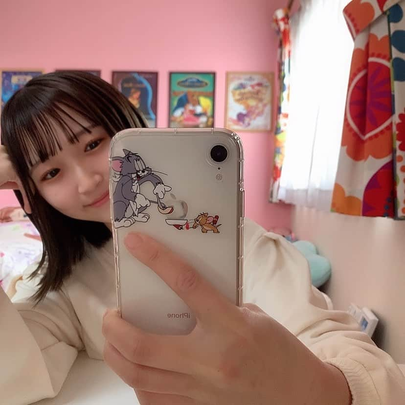 平井はんなのインスタグラム：「. 模様替えしたお部屋とかわいいiPhone caseと🌷🌷 トムとジェリー小さな頃から大好きなんだぁ☺︎ @qqcaseclub  #qqcaseclub」