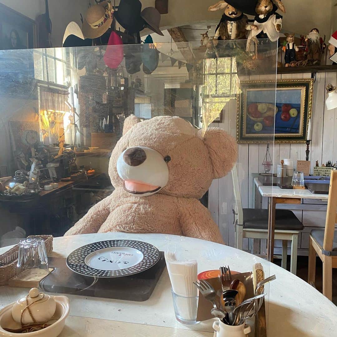 cafe.de.lafet&mon.magasinさんのインスタグラム写真 - (cafe.de.lafet&mon.magasinInstagram)「bonjour   本日のランチタイムは 終了致しました。  🐰お知らせ  ソーシャルディスタンス部に 新スタッフの熊のプーニーと ブルーノが入店致しました。  恋人同士の仲良し熊さんです。 どうぞ宜しくお願い致します🐰🐻  #カフェ  #カフェ巡り  #さいたま市カフェ  #ガレット専門店  #ソーシャルディスタンス  #時短営業中  #隠れすぎカフェ  #熊さん」1月14日 15時14分 - cafe.de.lafet