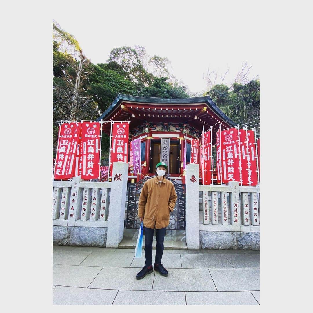 Caravanのインスタグラム：「2021.01.14  江島神社、御祈祷。  ここの八角堂の妙音弁財天さんは  音楽の神様という事で  ここ15年くらい毎年、  挨拶に来ているのですが  あまり格式高い崇高な感じは無く、  フレンドリーで身近な感じがして好きなのです。  一方的な勝手な解釈ですが...（笑）  これで一年が始まった感じがします。」
